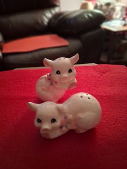 VINTAGE SET OF CERAMIC LITTLE PIGGY SALT AND PEPPER SHAKERS 