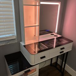 Beautiful Vanity With LED Light Mirror