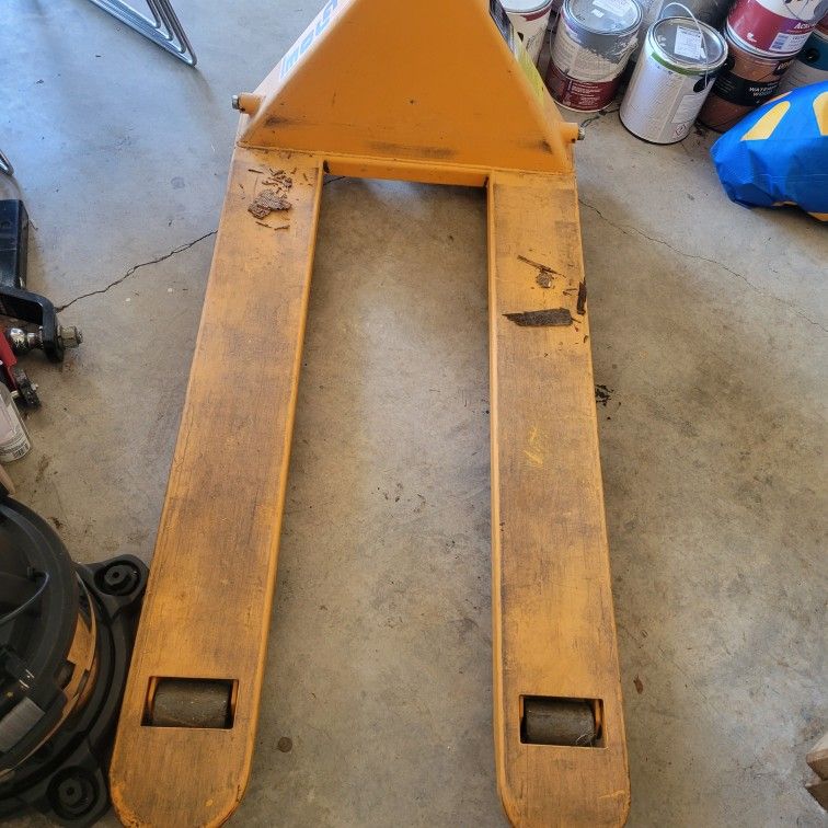 TITAN 5500LB MANUEL PALLET JACK