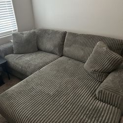 Lindyn Couch 