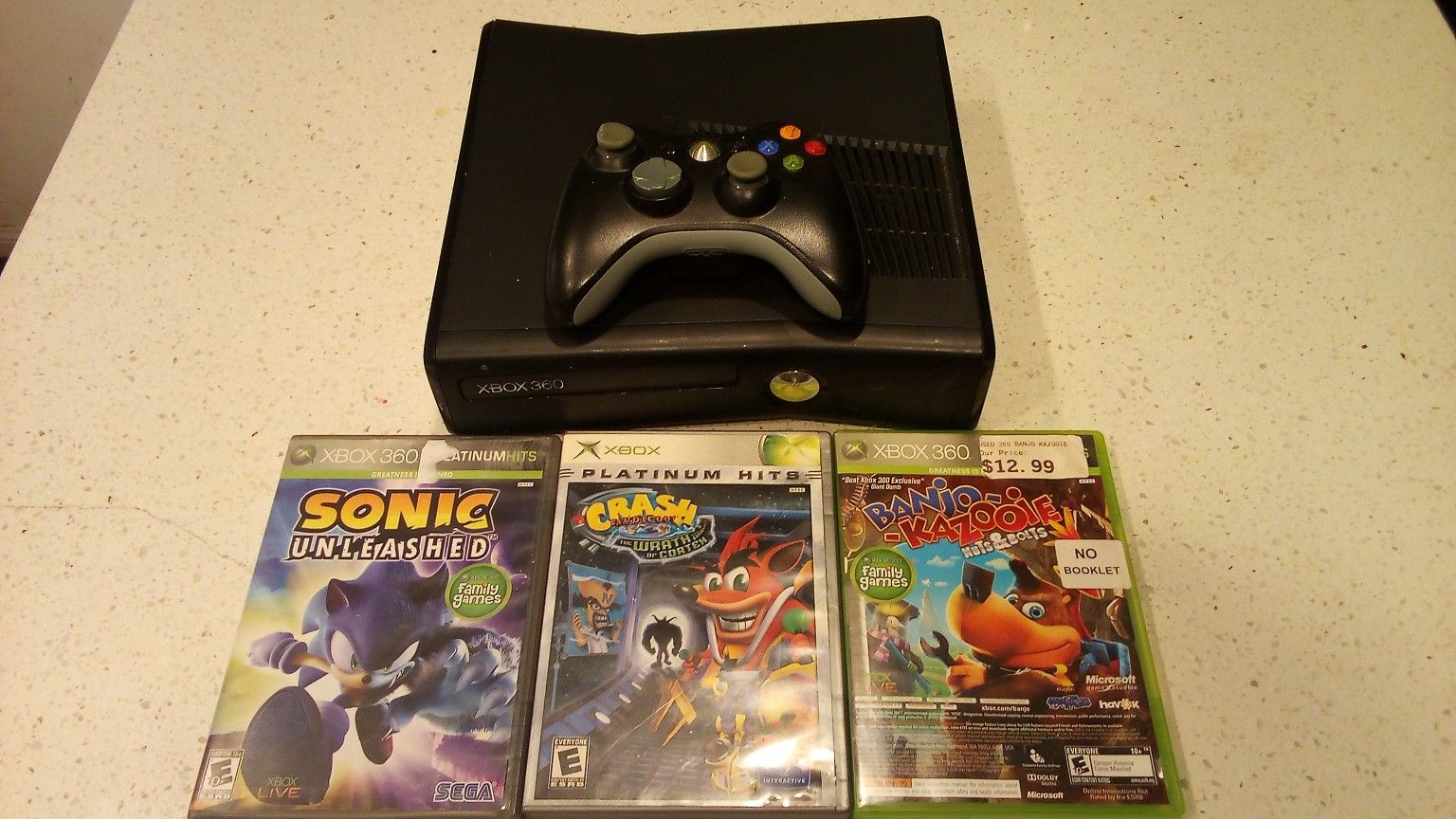 Xbox 360 E INCLUDES 3 GAMES