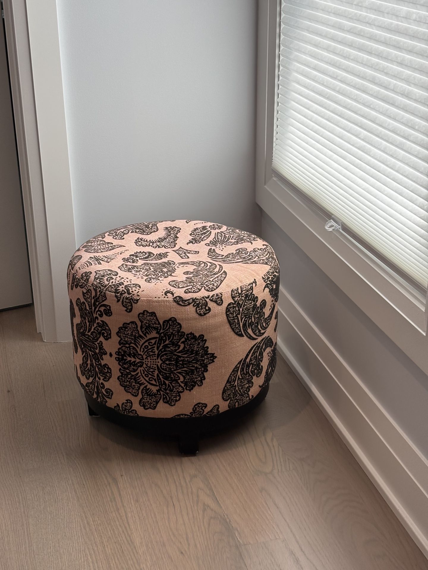 Round ottoman