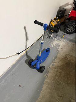 Three wheels scooter
