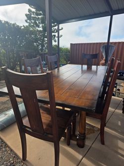 Dining table & 6 chairs