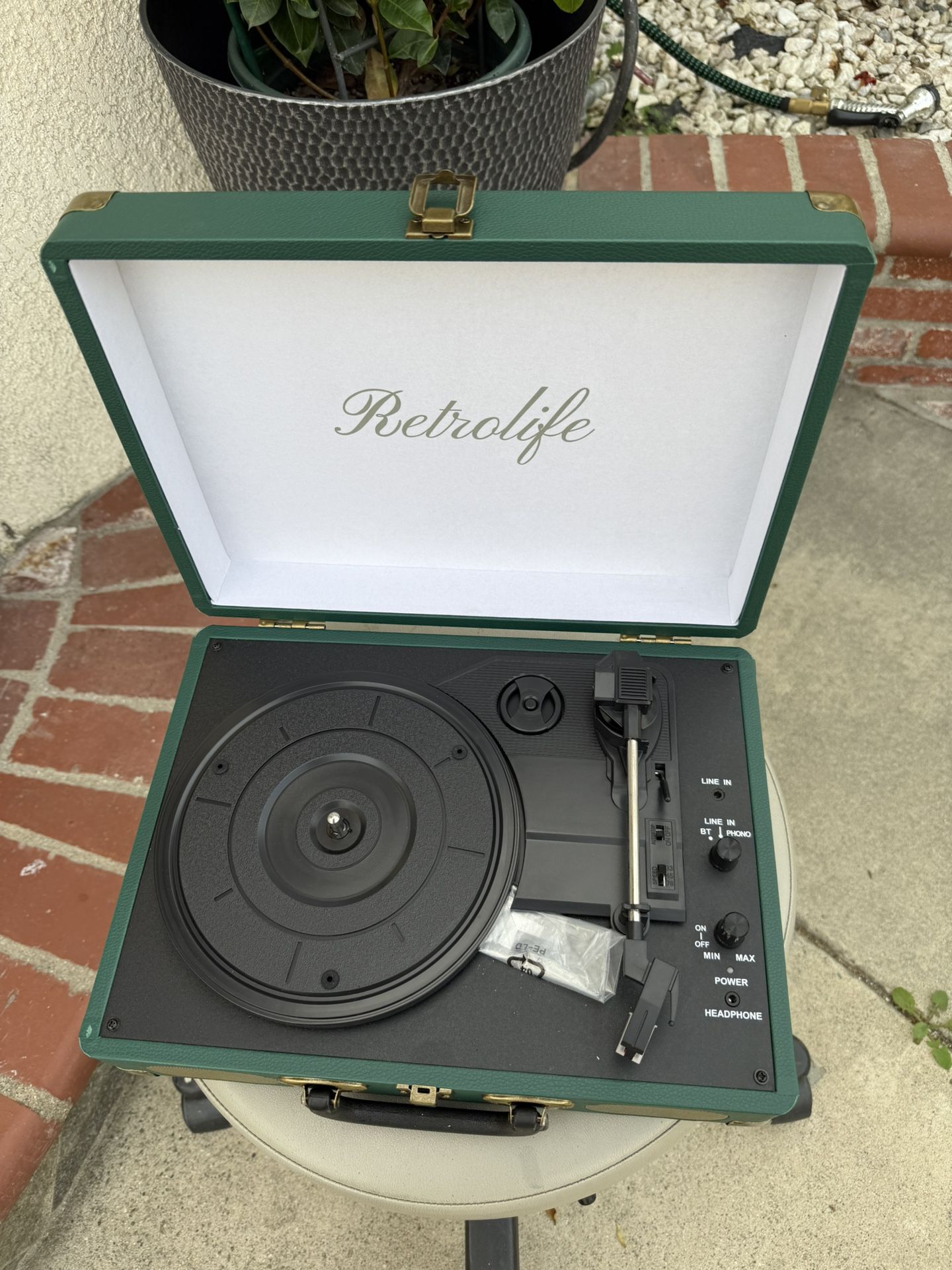 Portable three-speed turntable