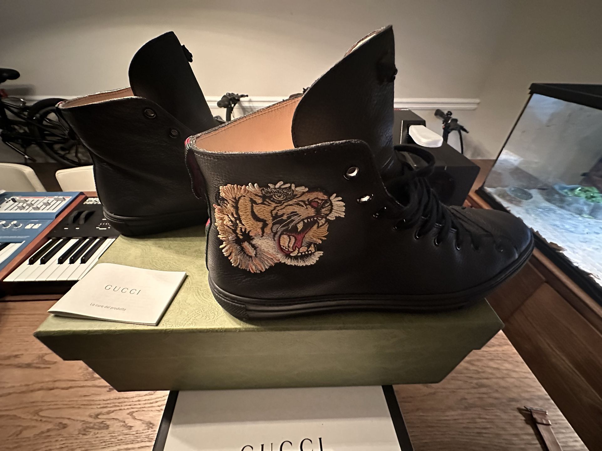 GUCCI Black Leather Tiger Patch (like New) 10.5