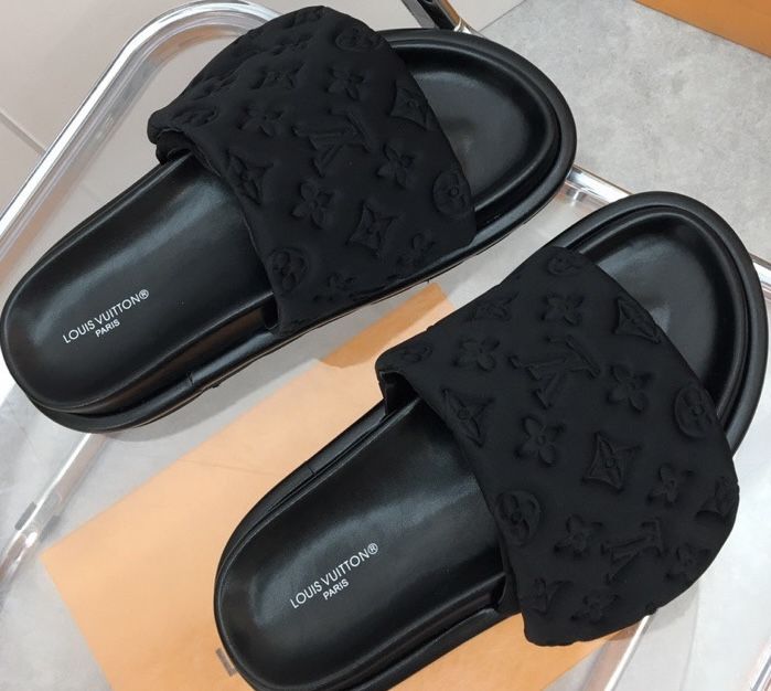 Monogram Slides: Iconic Pattern on Stylish Black Slippers(BOA)48
