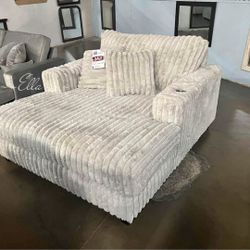 Stupendous Oversized Chair For $10 Down Payment And Financing Available