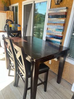 Comedor con 6 sillas la mesa se hase más grande