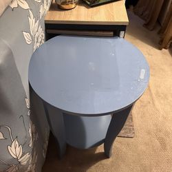 Blue round end table-excellent condition 