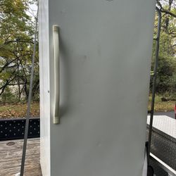 UPRIGHT FREEZER 