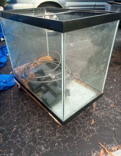 Fish Tank With Pump 30”Lx18.5”Wx25”H