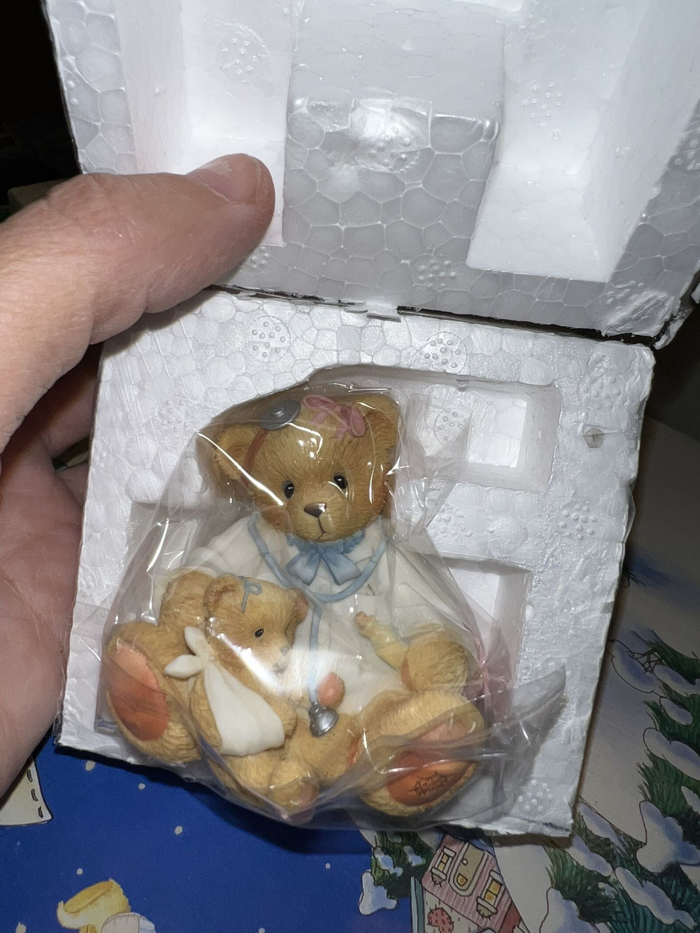 Never Used. Cherished Teddies Member Pc And Backdrop