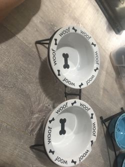 Dog food stand