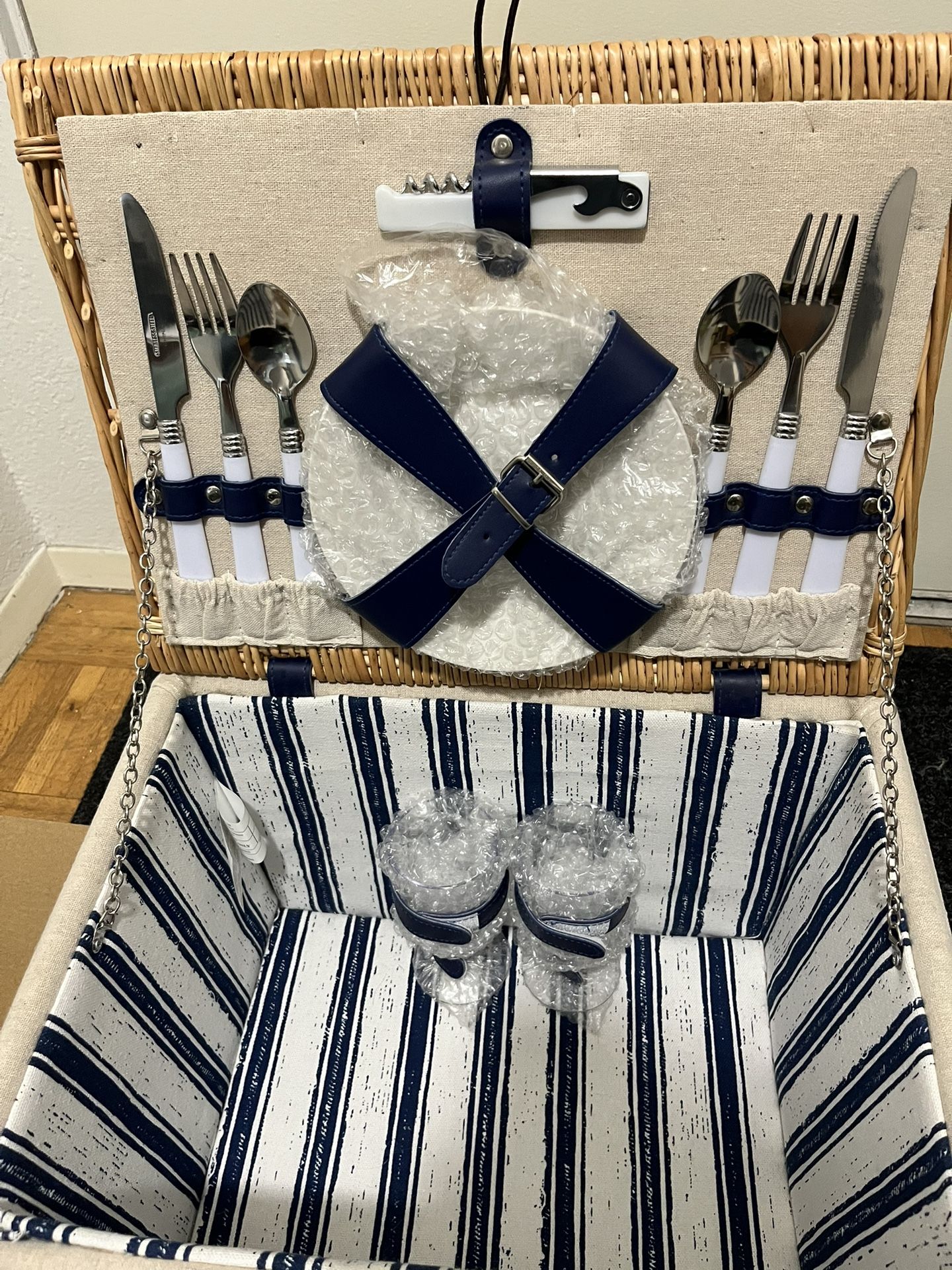 NEW Picnic Basket For 2