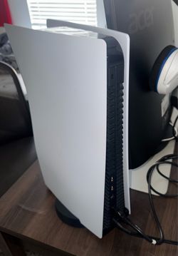 PS5 (3 controllers included and cords/everything)