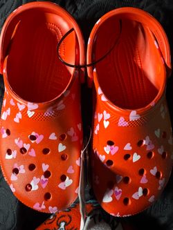 Red heart crocs 8w