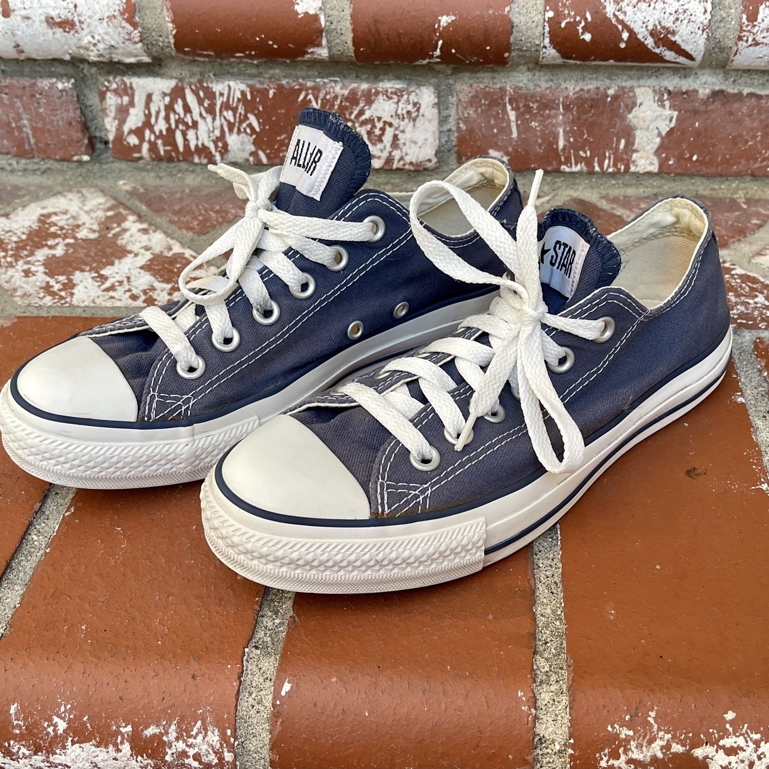 Navy blue low cut converse deals