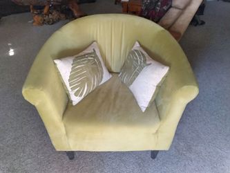 Barrel chair/ pillows