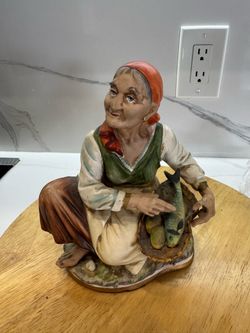Figurine women with a basket
