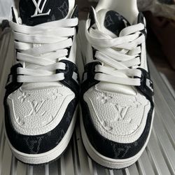 LV Trainer Sneakers Black White - Only 1 available Excellent Condition, Size 8.5, 42
