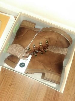 Women low cut boots size 7