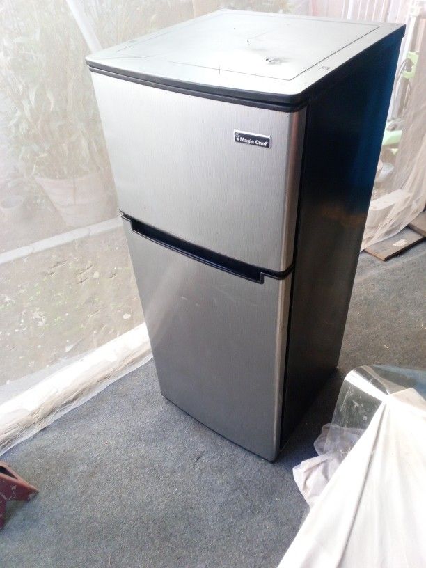 Magic Chef Refrigerator Mini