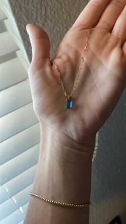 Gorgeous 14karat gold necklace 18inches in length with a 14k topaz pendant