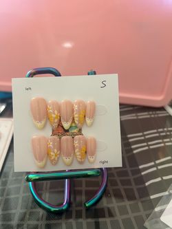 Press on nails