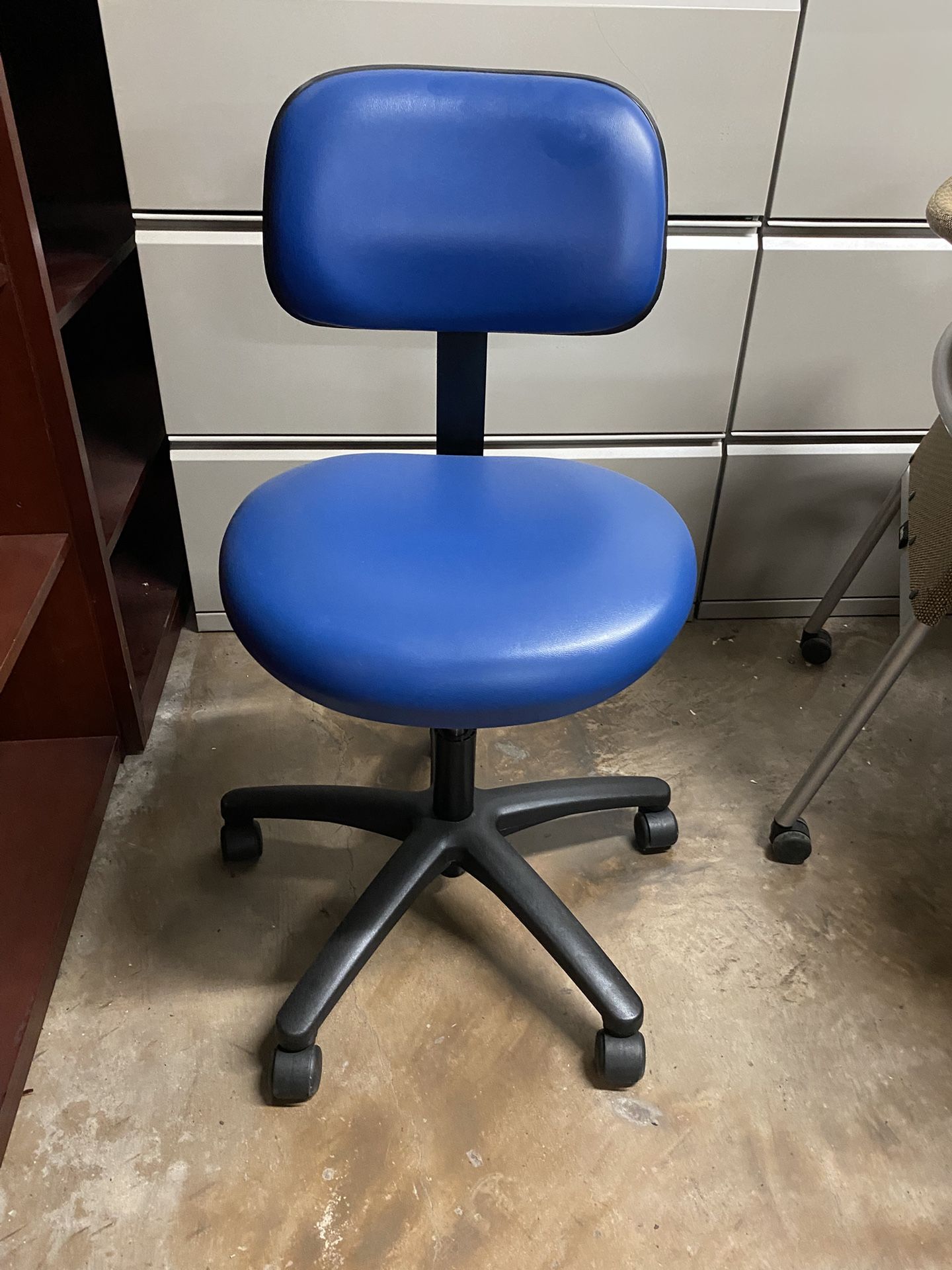 armless task chair