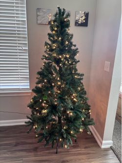 6FT Pre-Lit Artificial Christmas Tree – 820 Branch Tips & Warm White Lights