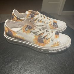 Girls  BRAND NEW Sunflower 🌻 Converse, Size 4.5 