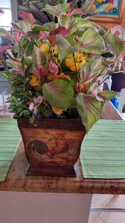 Decorative artificial/flowers and foliage arrangement