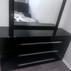 Black 3 Piece Dresser Set Like New. 