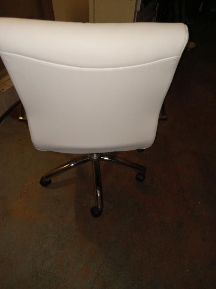 White Leather Office Chair for Sale in Riviera Beach, FL OfferUp