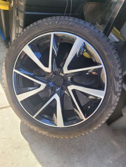 21-inch, 5 V-spoke factory OEM alloy wheel for a Volvo XC90 275/40r21 pirelli
