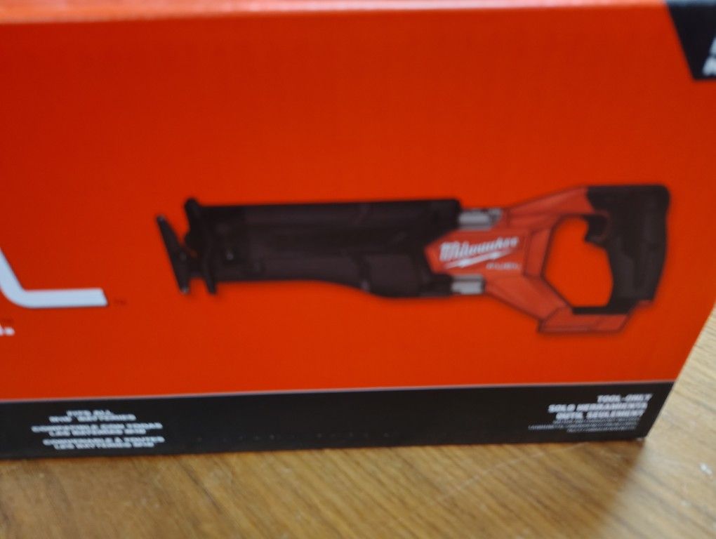 Milwaukee Fuel M18 Saw Zall