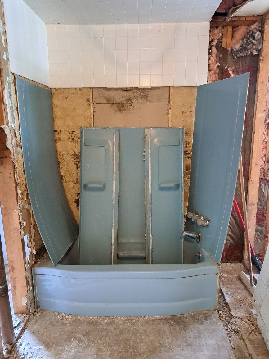 STEEL BATHTUB WITH WALL PANELS
