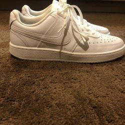 Womens Lowtop Nikes 7.5