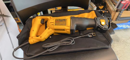 DWE304 -VS RECIPROCATING SAW 11/8”STROKE (29mm)120v AC 50/60 Hz 10A no 0-2800/min(SPM)