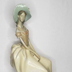 VINTAGE  70s  LADY HOLDING BOOK UNMARKED  POSSIBLE  LLADRO BRAND 