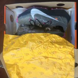 Off-White x Nike Vapor Street "Black Laser Fuchsia."