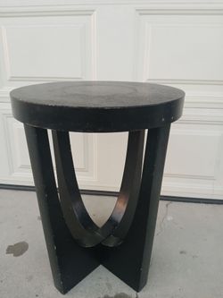 Wood coffee table ir Corner table 2 feet tall.