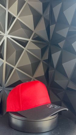 Hat Two Tone Black and  Red Gorra en Rojo y Negro liso