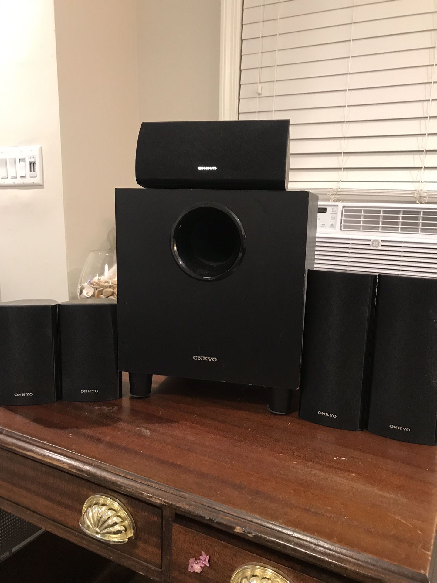 Onkyo 6 piece home theater Woofer 130 watt and 120 watts for the small speakers