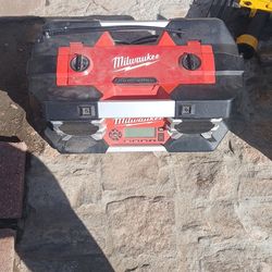 MILWAUKEE JOB SITE CHARGER AND RAIDO