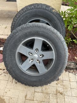 2018 jeep 4 rims and tires tires are in decent shape