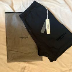 Black essentials shorts