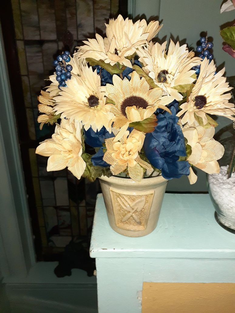 Flower arrangement blue and buttercream