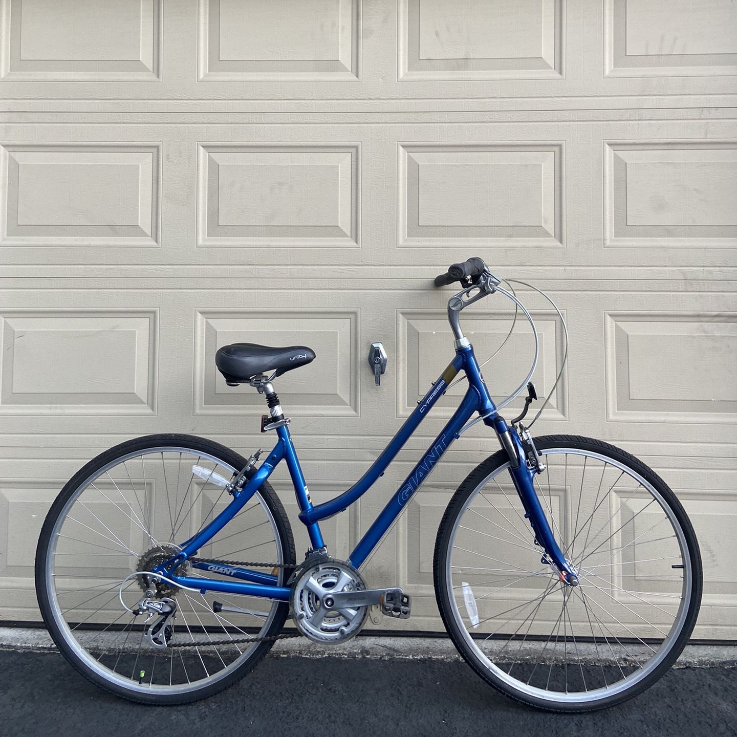 Giant Cypress Women's Step-Thru Comfort Bike – 700c – 21 Speed